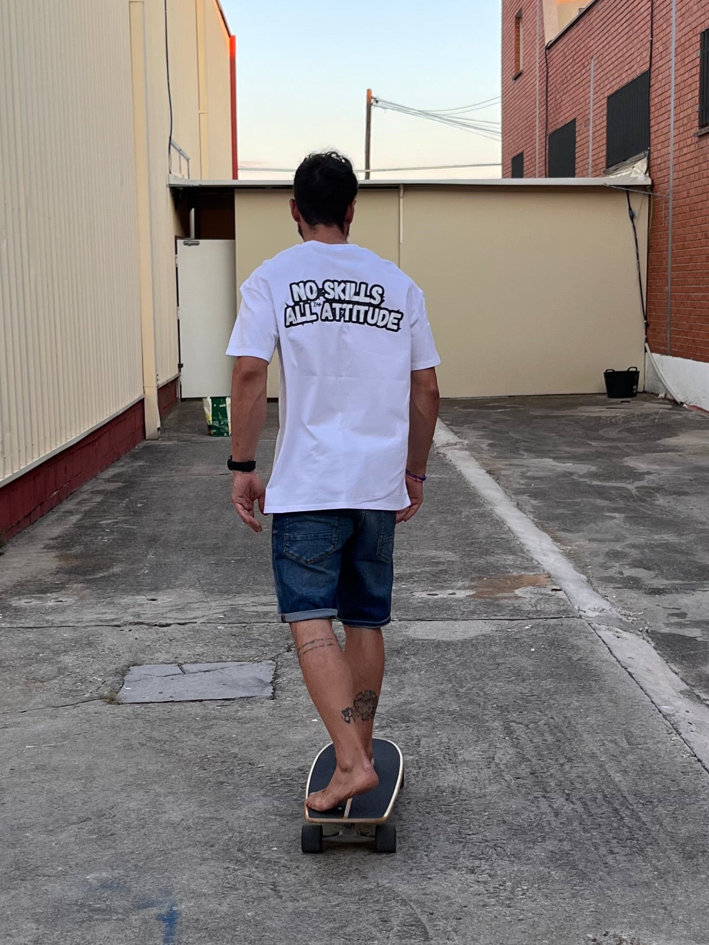 Camiseta blanca no skills parte trasera.