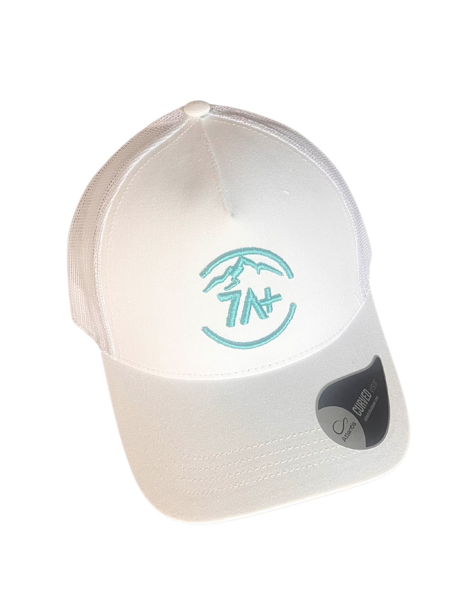 Gorra Blacna con logo azul cielo.