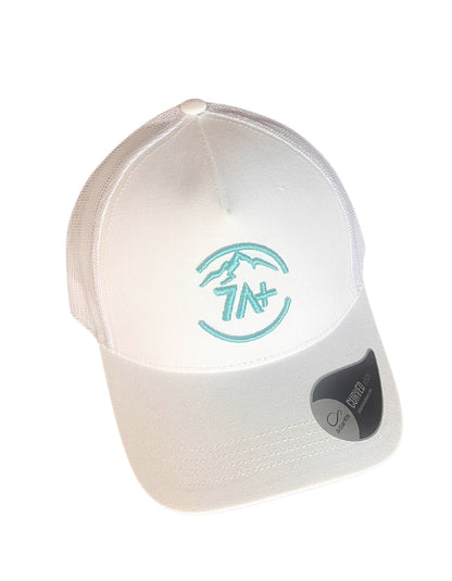 Gorra Blacna con logo azul cielo.