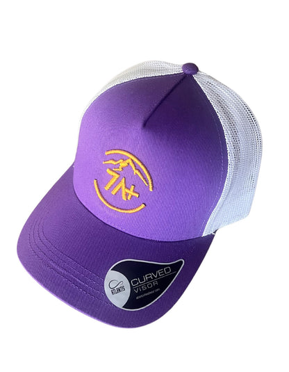 Gorra Morada y blanca con logo dorado.